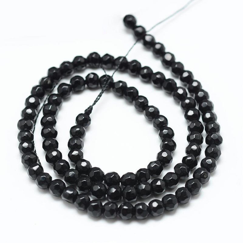 12324 Jade 4 mm, naturlig,  svart, Facetterad. 1 sträng