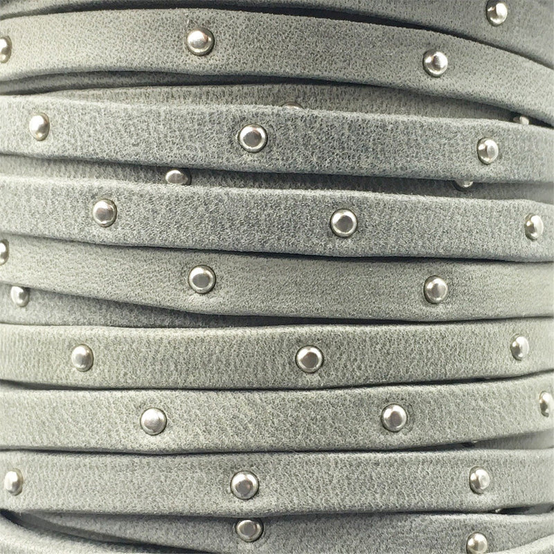 F015 EUR Läder 5x1,5 mm, Grått nitar. 20cm, 1 m