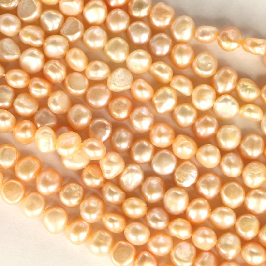 B024 Sötvattenspärla 8-9 mm, laxrosa. Ca. 42 st/sträng.
