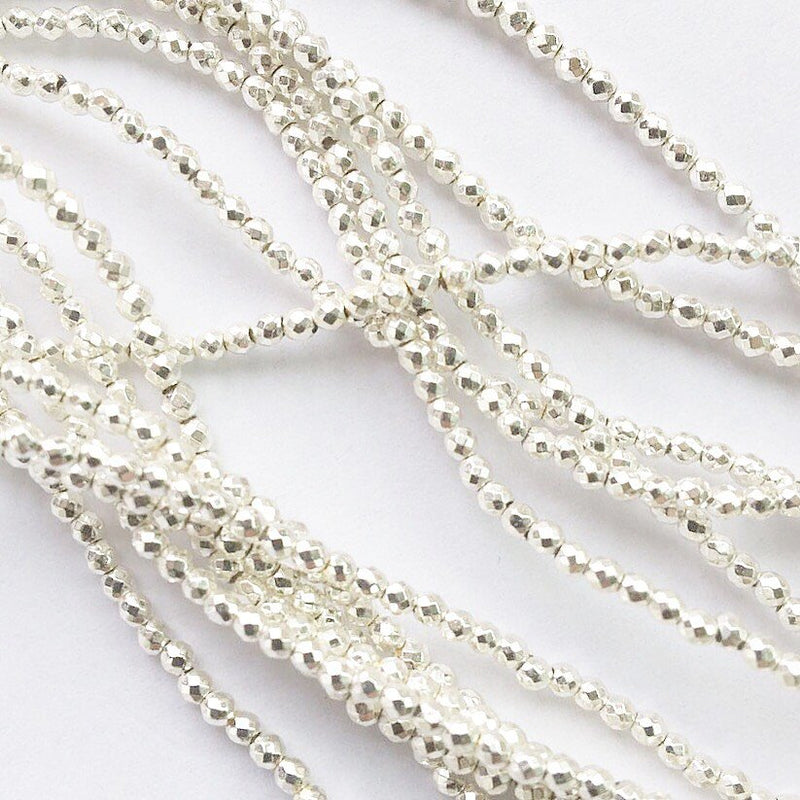 A100 Hematit 2 mm rund, facetterad. Silver. 1 sträng.