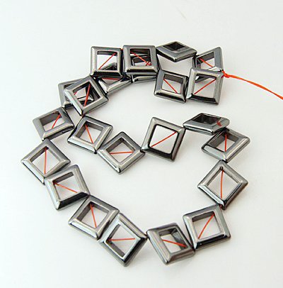 A053 Hematit kvadrat 14x14 mm. 1 sträng