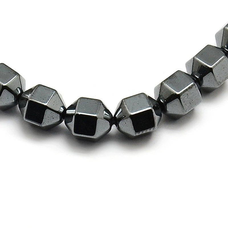 A049 Hematit hexagoner facetterade 6x6 mm. 1 sträng