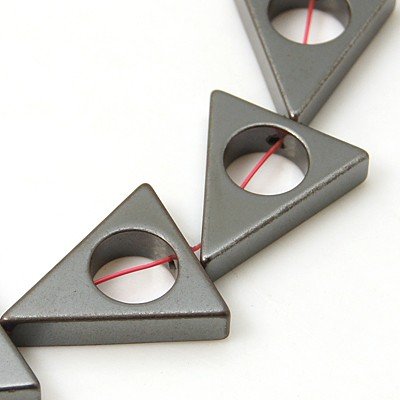 A054 Hematit trianglar 20x17x4 mm. 1 sträng