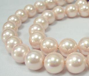 B046 South sea shell pärla. 6 mm. Hål 0,5 mm. Creme. 1 sträng.