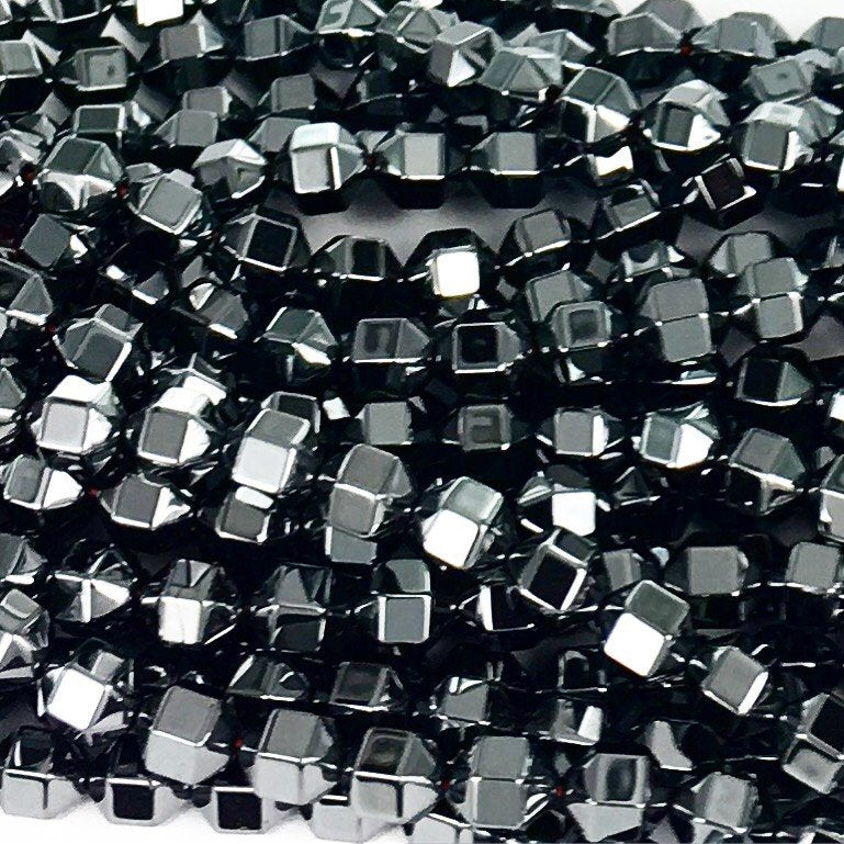 A049 Hematit hexagoner facetterade 6x6 mm. 1 sträng