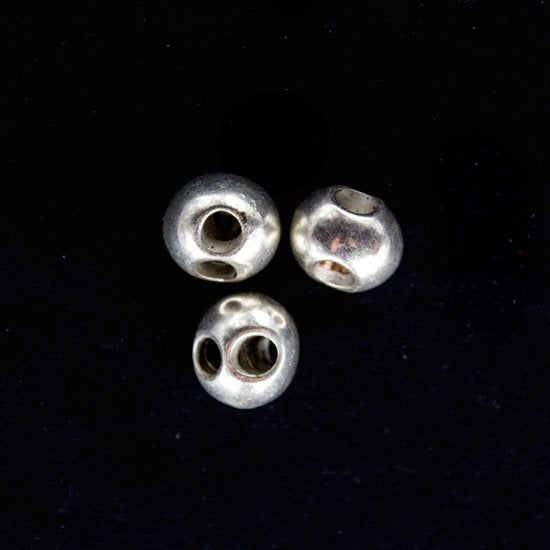 J044 Stora oregelbundna metallpärlor 16 mm. 4 hål. 1 st.