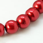 B052 Glaspärlor. 4 mm. Hål 1 mm. Röda. 1 sträng ca. 216 pärlor.