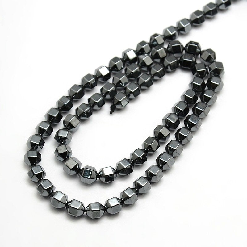 A049 Hematit hexagoner facetterade 6x6 mm. 1 sträng